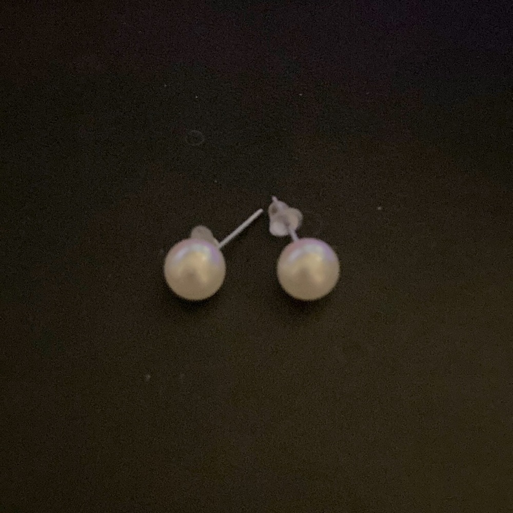 *BOGO Free* Pearl stud earrings